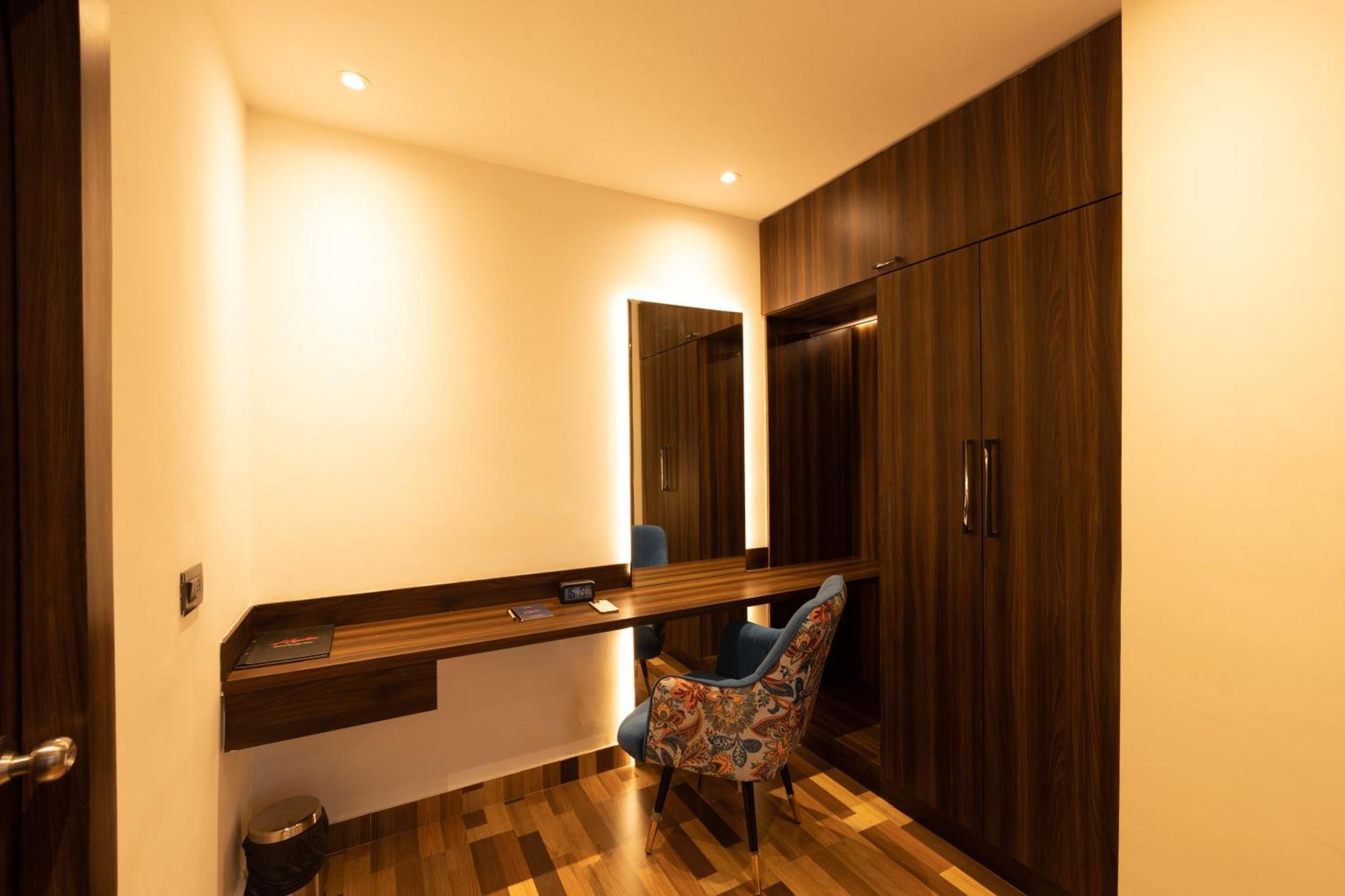 Hyphen Business Hotel Ноида Екстериор снимка