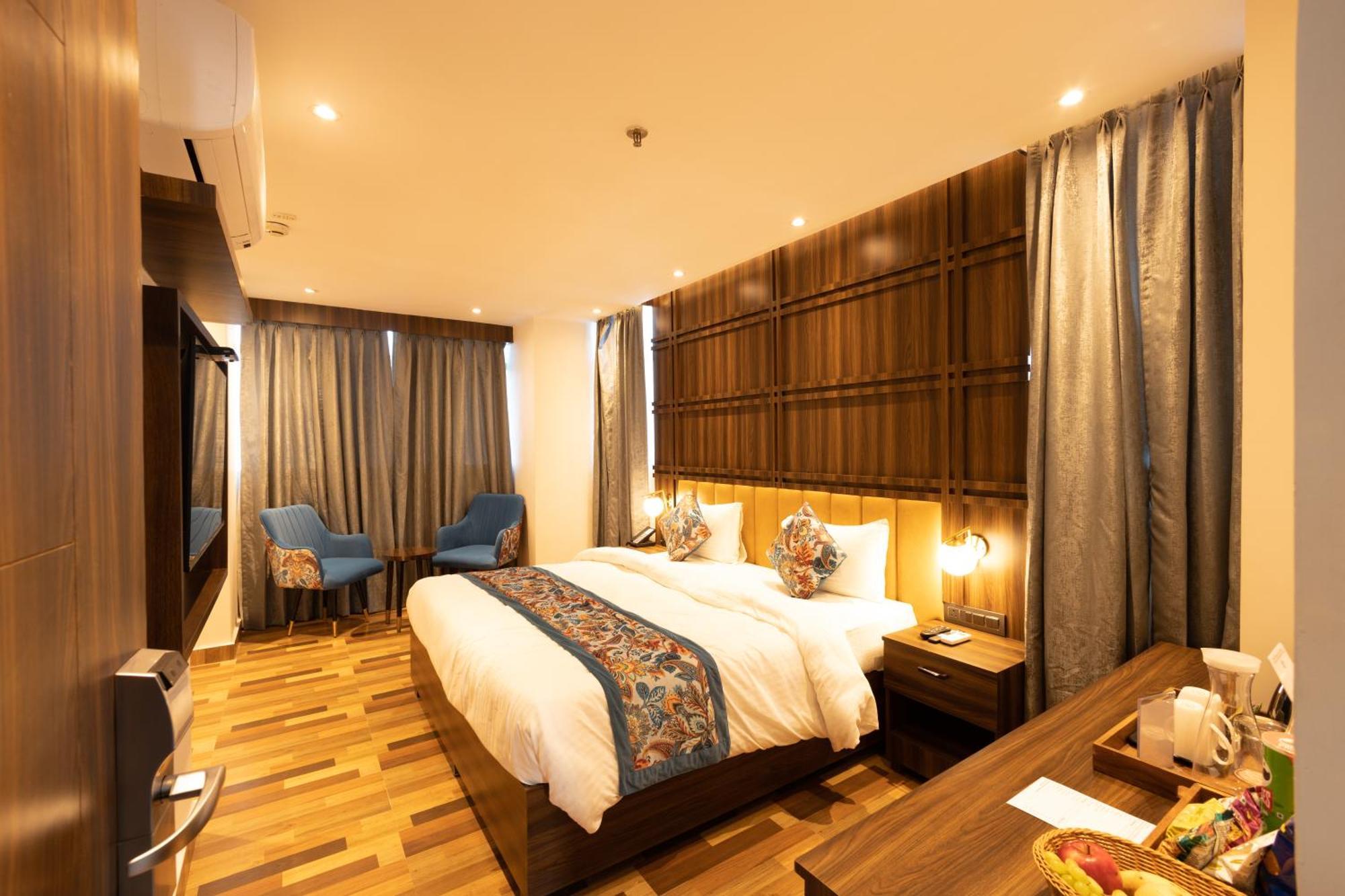 Hyphen Business Hotel Ноида Екстериор снимка