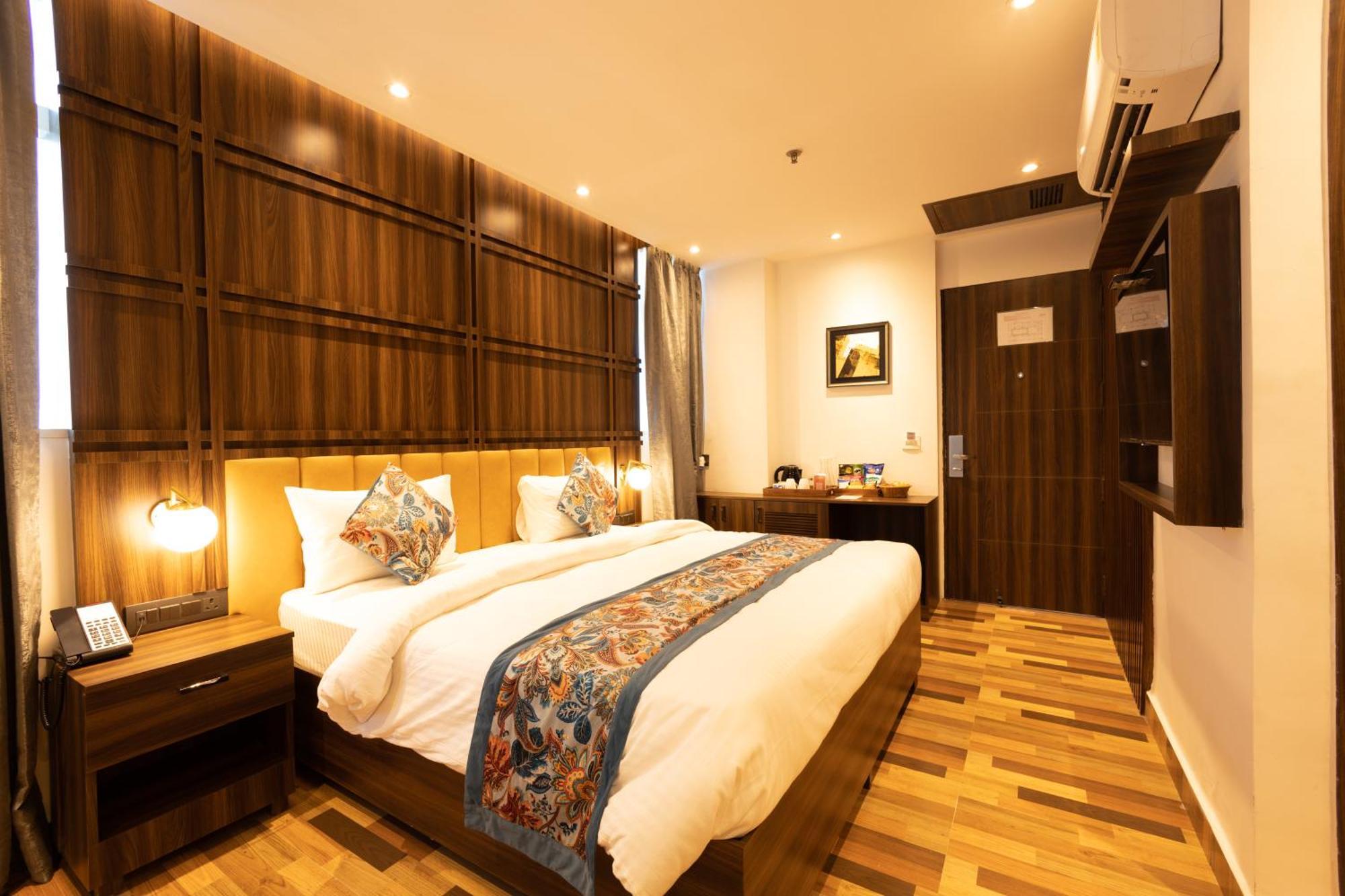 Hyphen Business Hotel Ноида Екстериор снимка