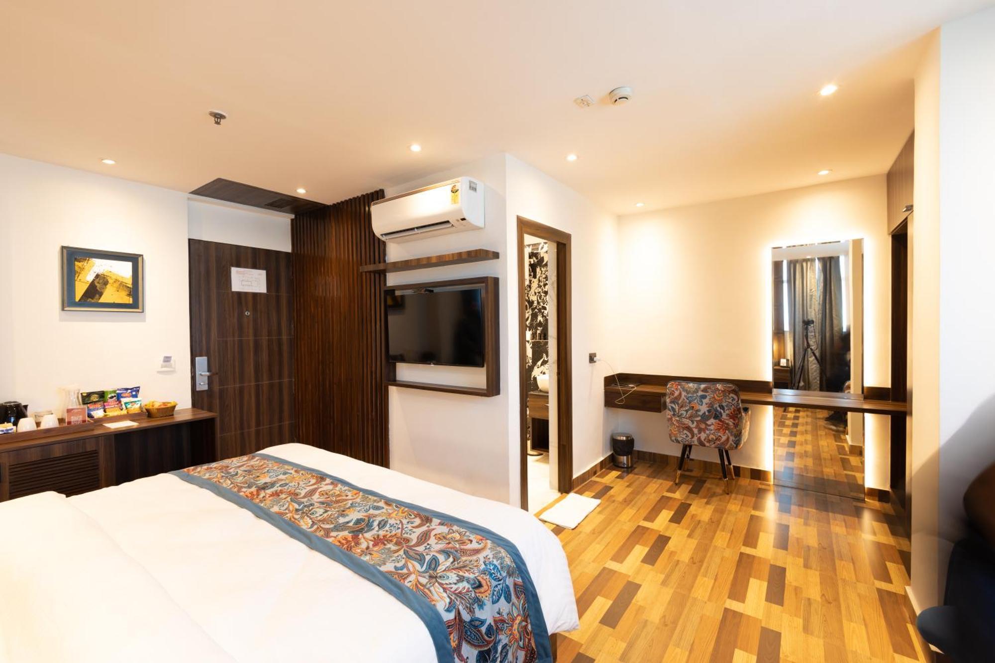 Hyphen Business Hotel Ноида Екстериор снимка