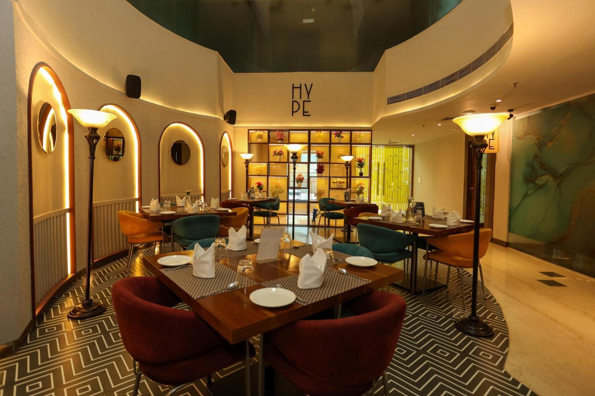Hyphen Business Hotel Ноида Екстериор снимка