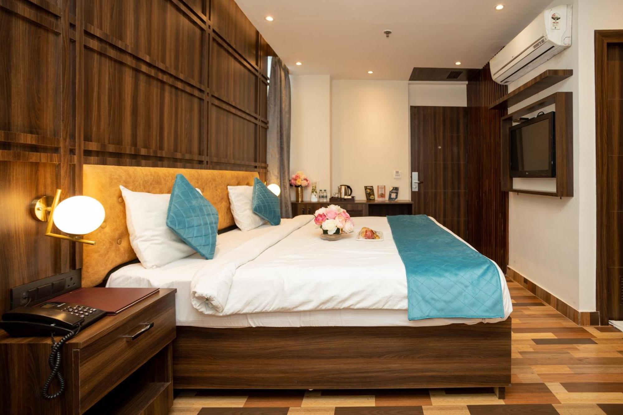 Hyphen Business Hotel Ноида Екстериор снимка