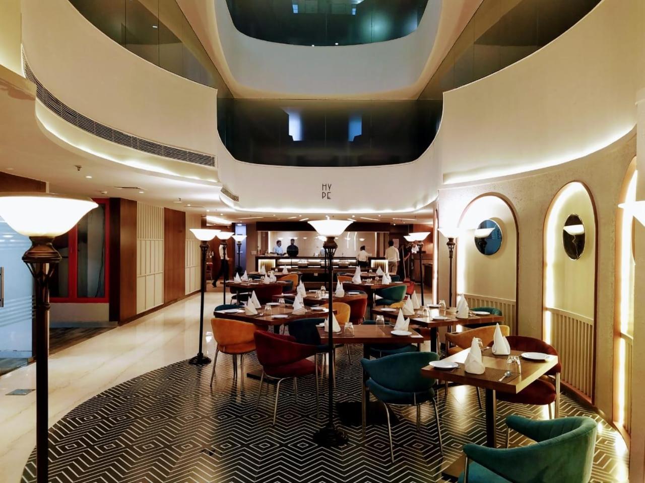 Hyphen Business Hotel Ноида Екстериор снимка
