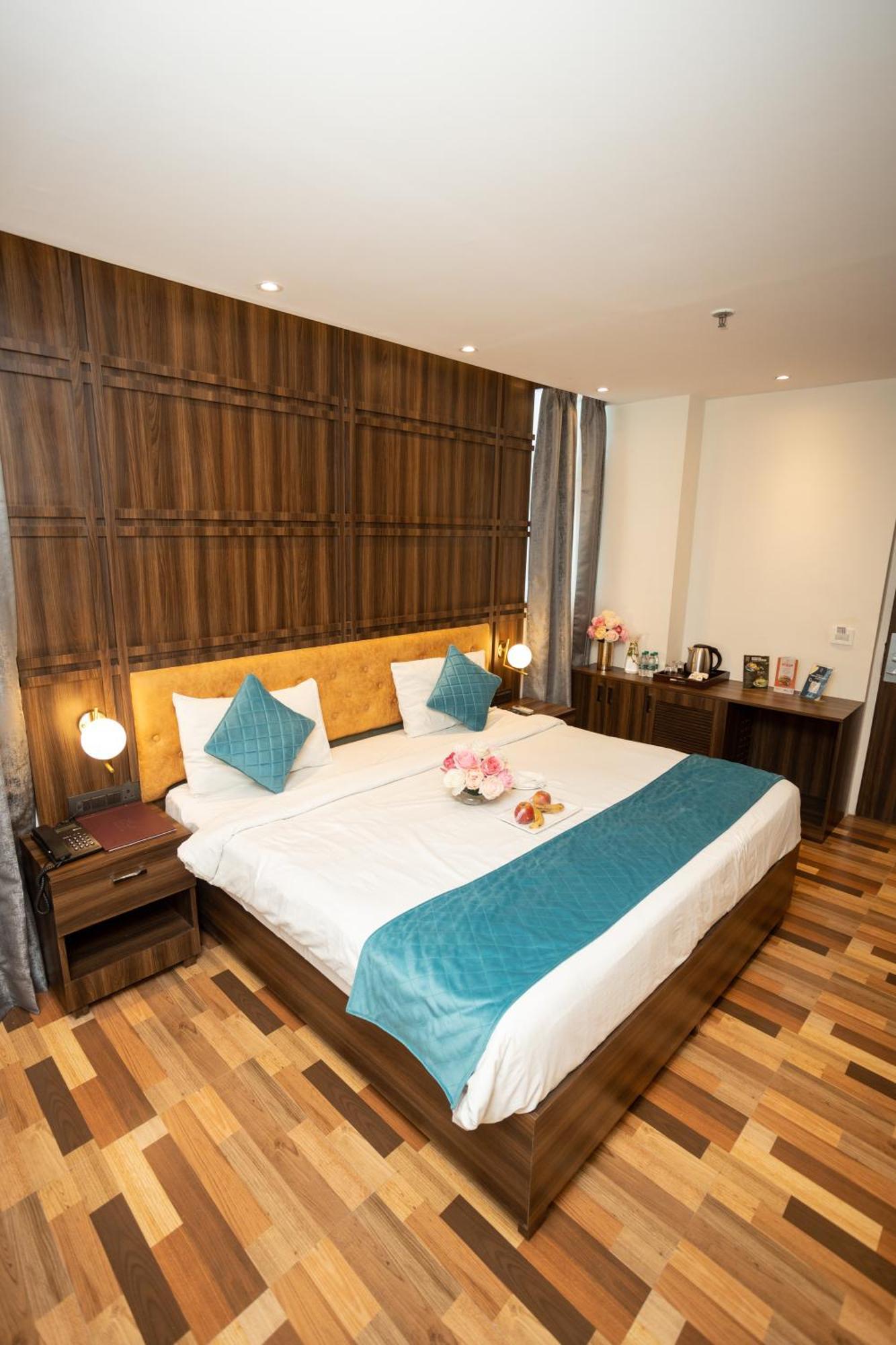Hyphen Business Hotel Ноида Екстериор снимка