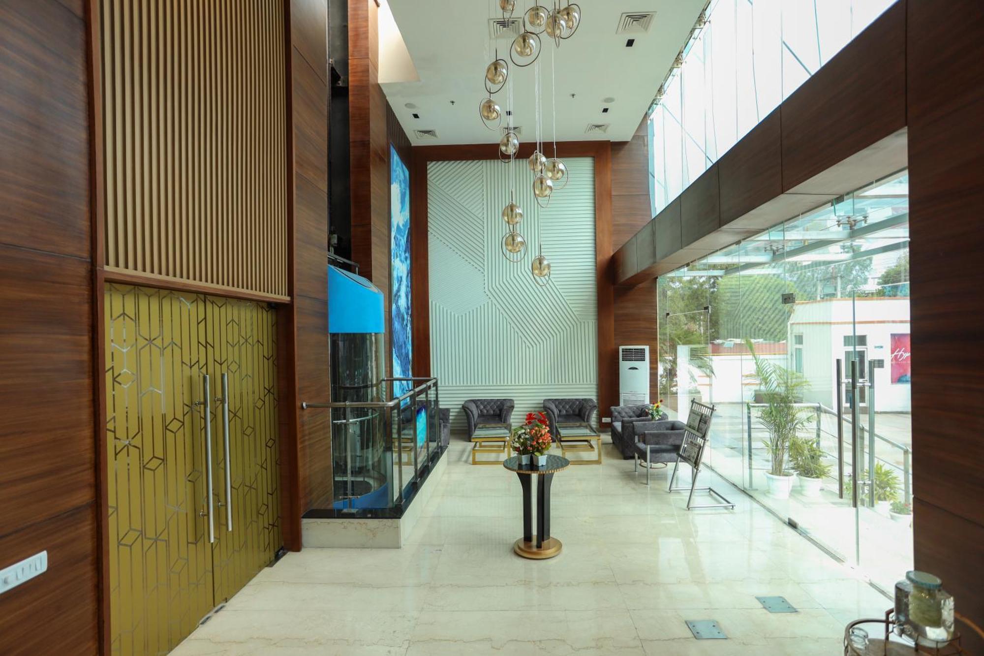 Hyphen Business Hotel Ноида Екстериор снимка