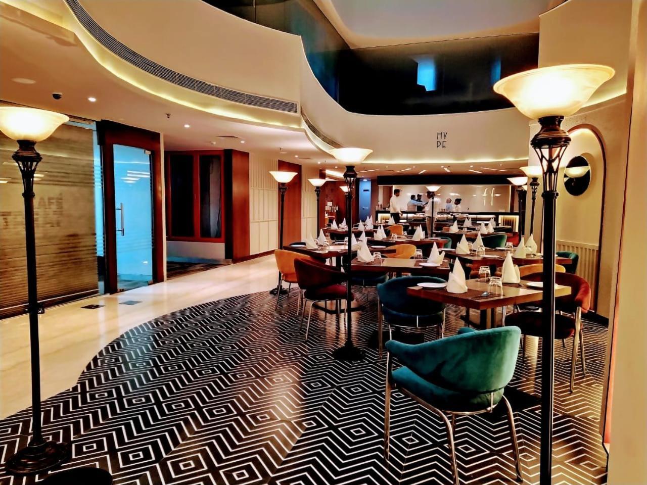Hyphen Business Hotel Ноида Екстериор снимка