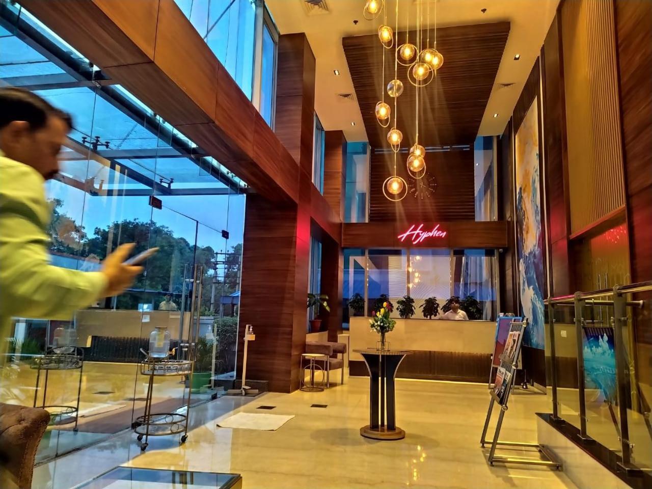 Hyphen Business Hotel Ноида Екстериор снимка