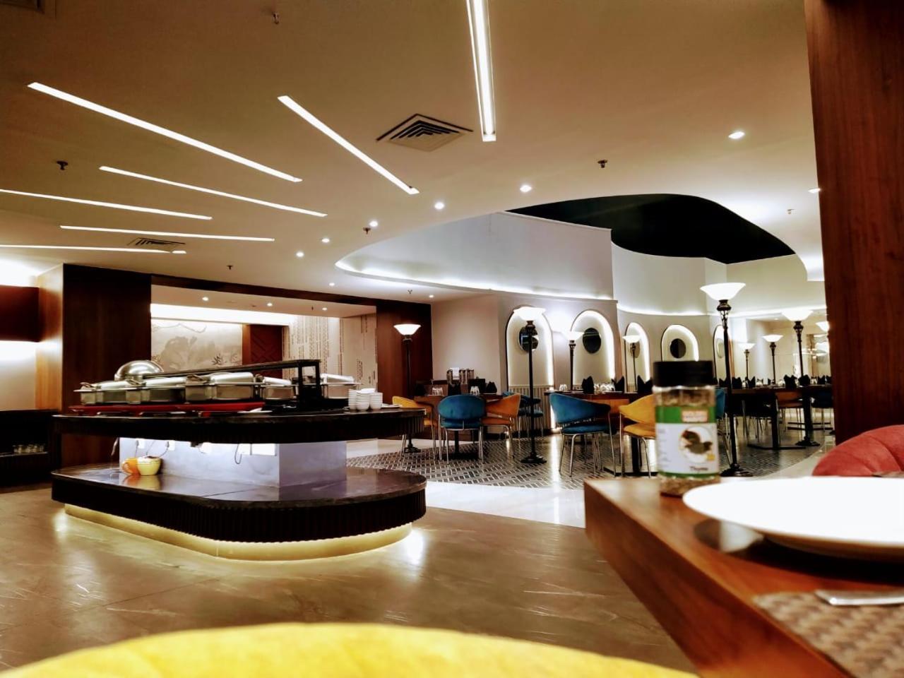 Hyphen Business Hotel Ноида Екстериор снимка