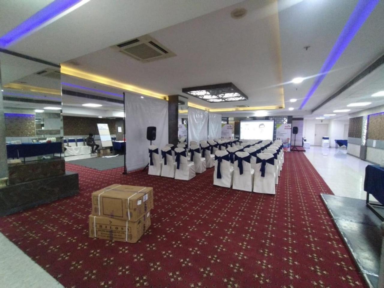 Hyphen Business Hotel Ноида Екстериор снимка