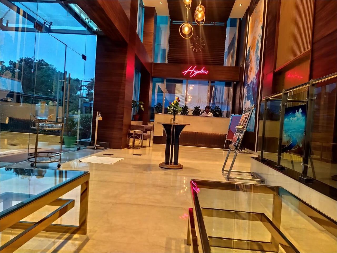 Hyphen Business Hotel Ноида Екстериор снимка