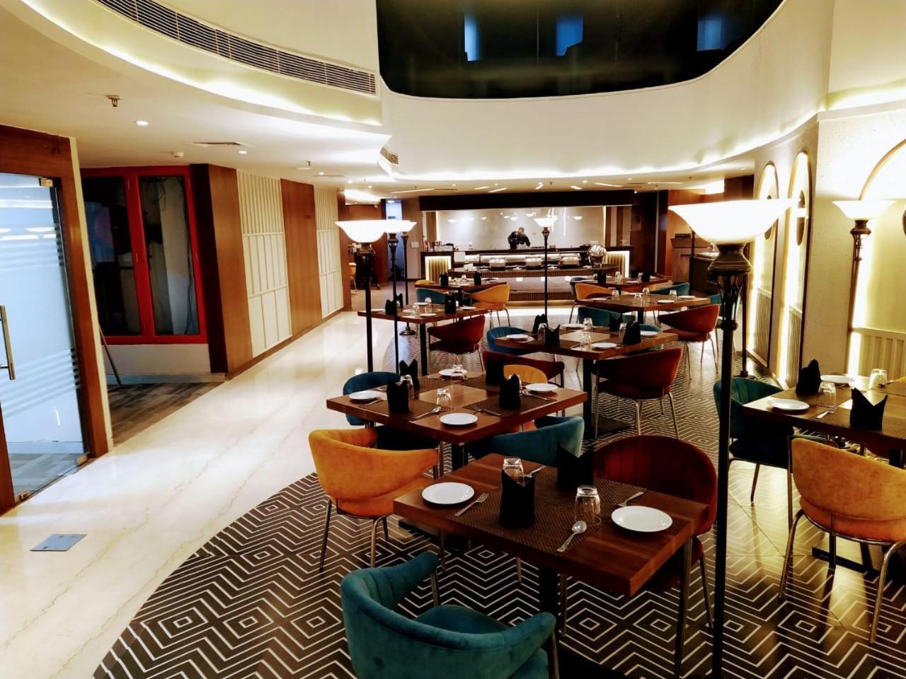Hyphen Business Hotel Ноида Екстериор снимка