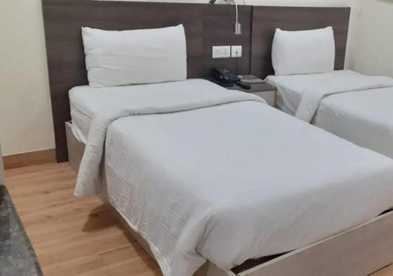 Hyphen Business Hotel Ноида Екстериор снимка