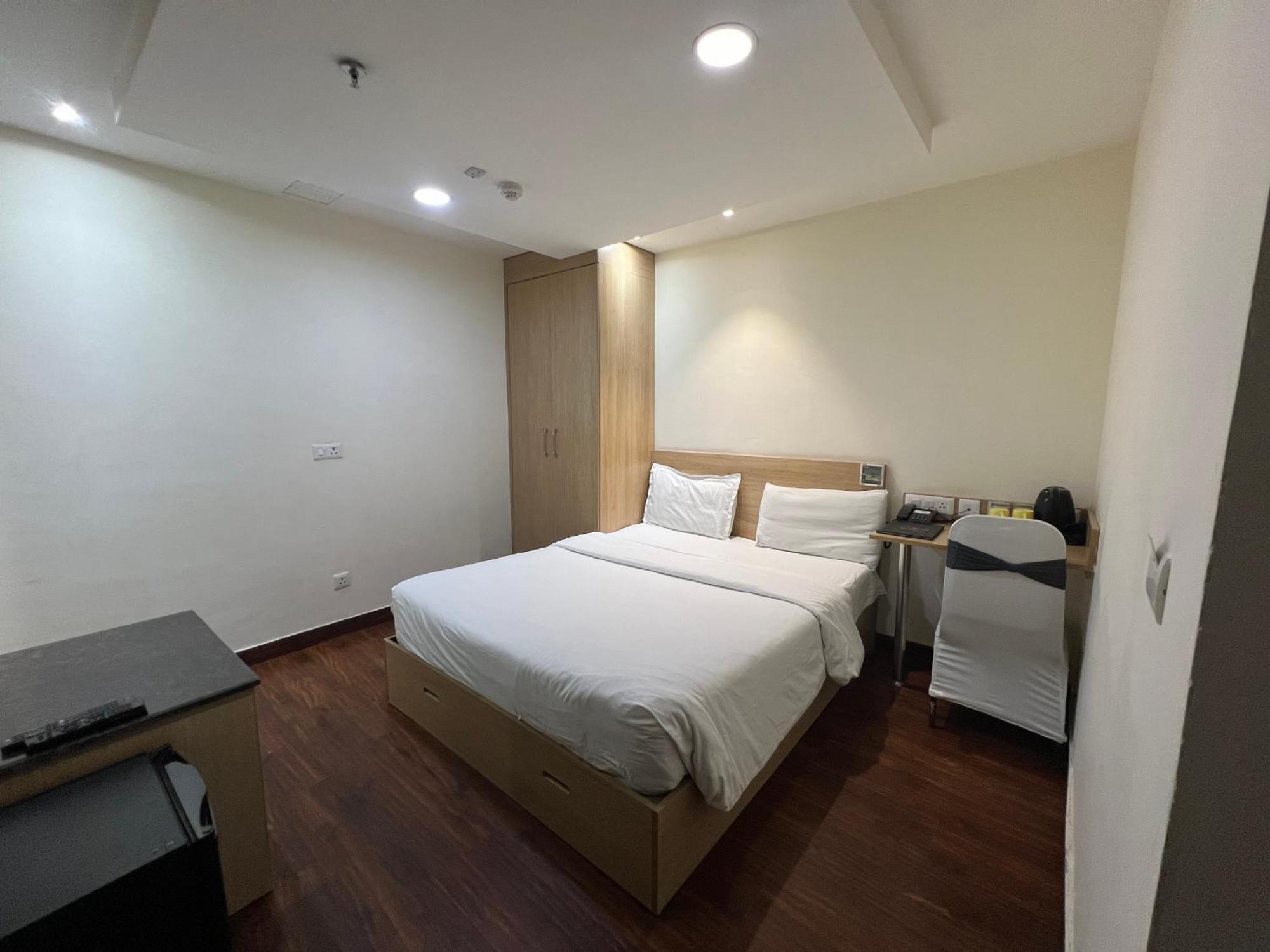 Hyphen Business Hotel Ноида Екстериор снимка