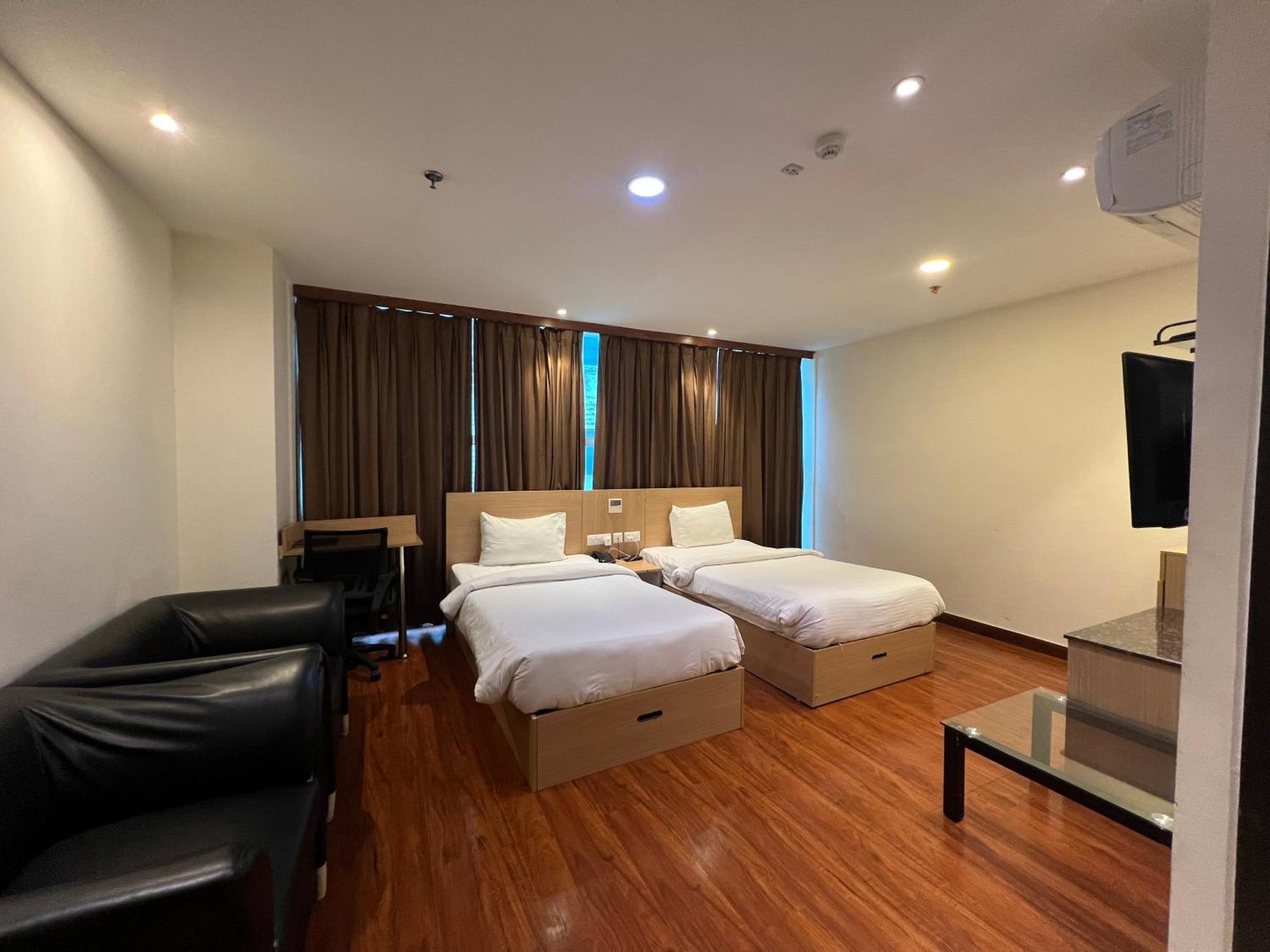 Hyphen Business Hotel Ноида Екстериор снимка