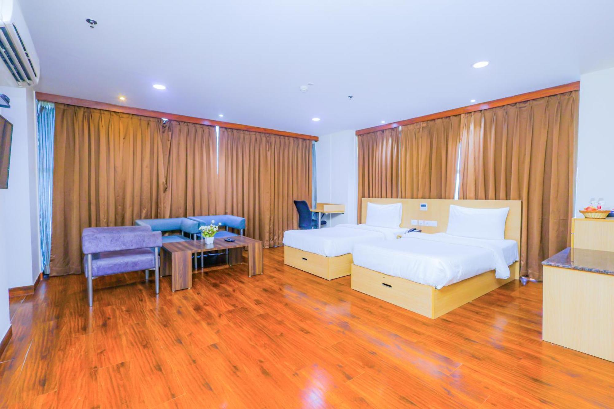 Hyphen Business Hotel Ноида Екстериор снимка