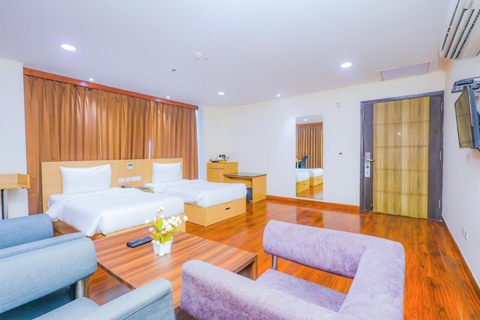 Hyphen Business Hotel Ноида Екстериор снимка