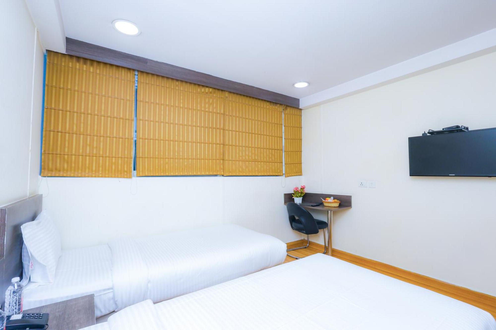 Hyphen Business Hotel Ноида Екстериор снимка