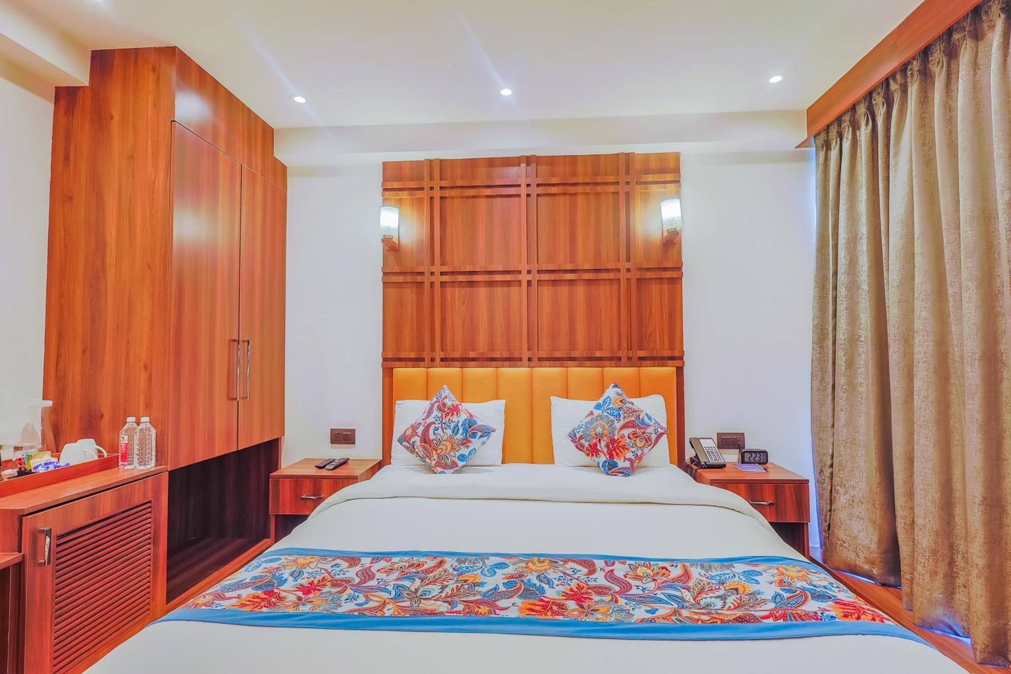 Hyphen Business Hotel Ноида Екстериор снимка