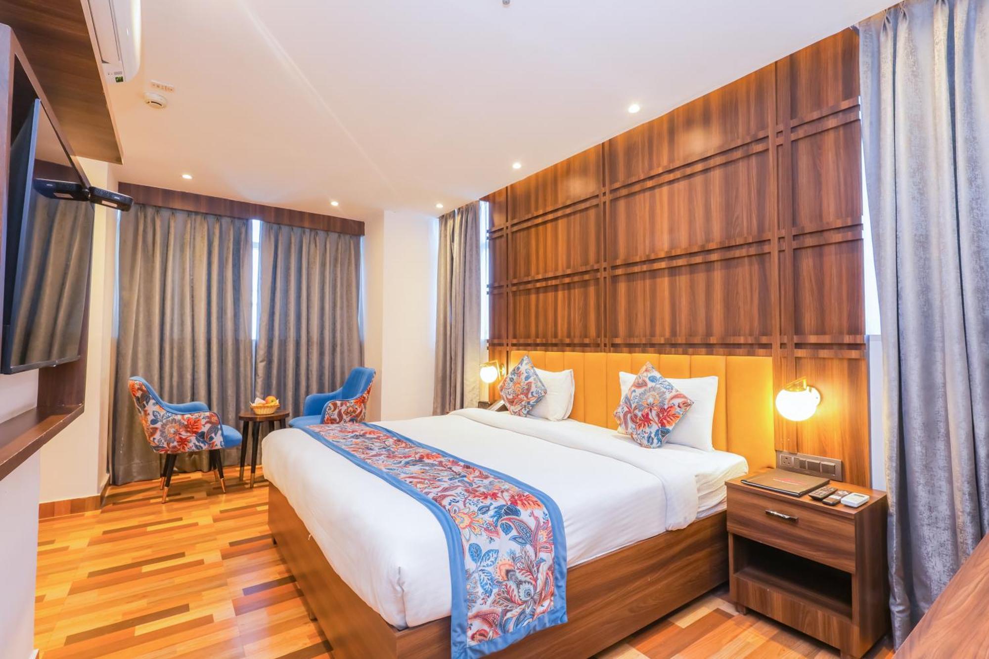 Hyphen Business Hotel Ноида Екстериор снимка