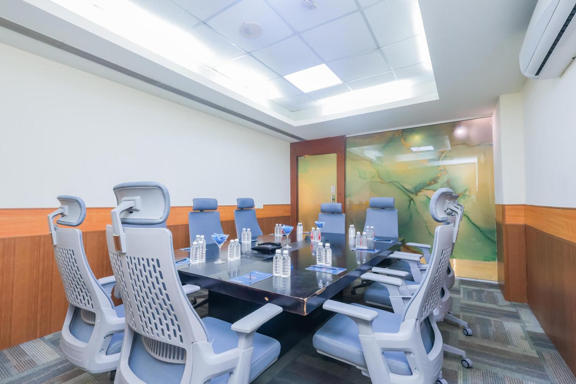 Hyphen Business Hotel Ноида Екстериор снимка