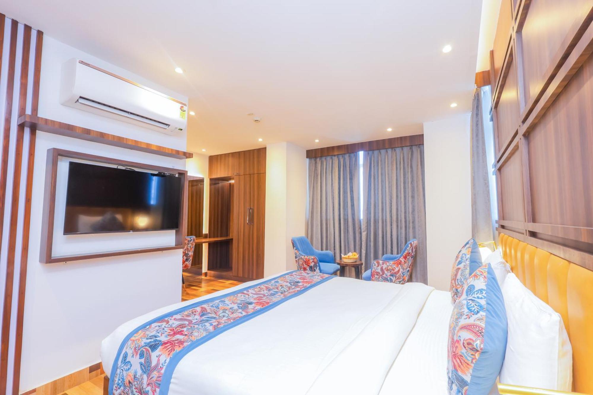 Hyphen Business Hotel Ноида Екстериор снимка