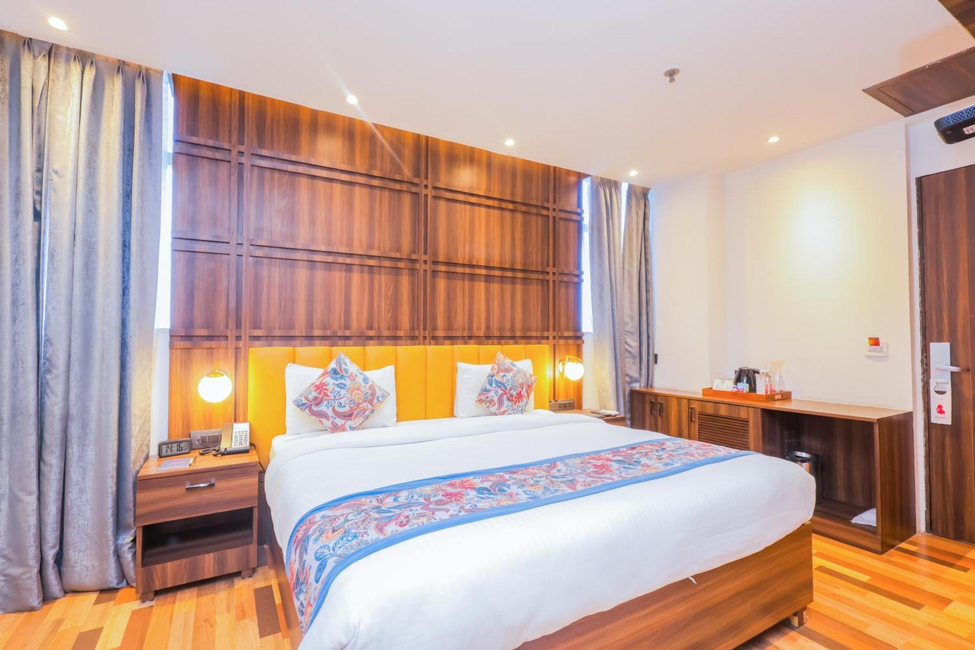 Hyphen Business Hotel Ноида Екстериор снимка