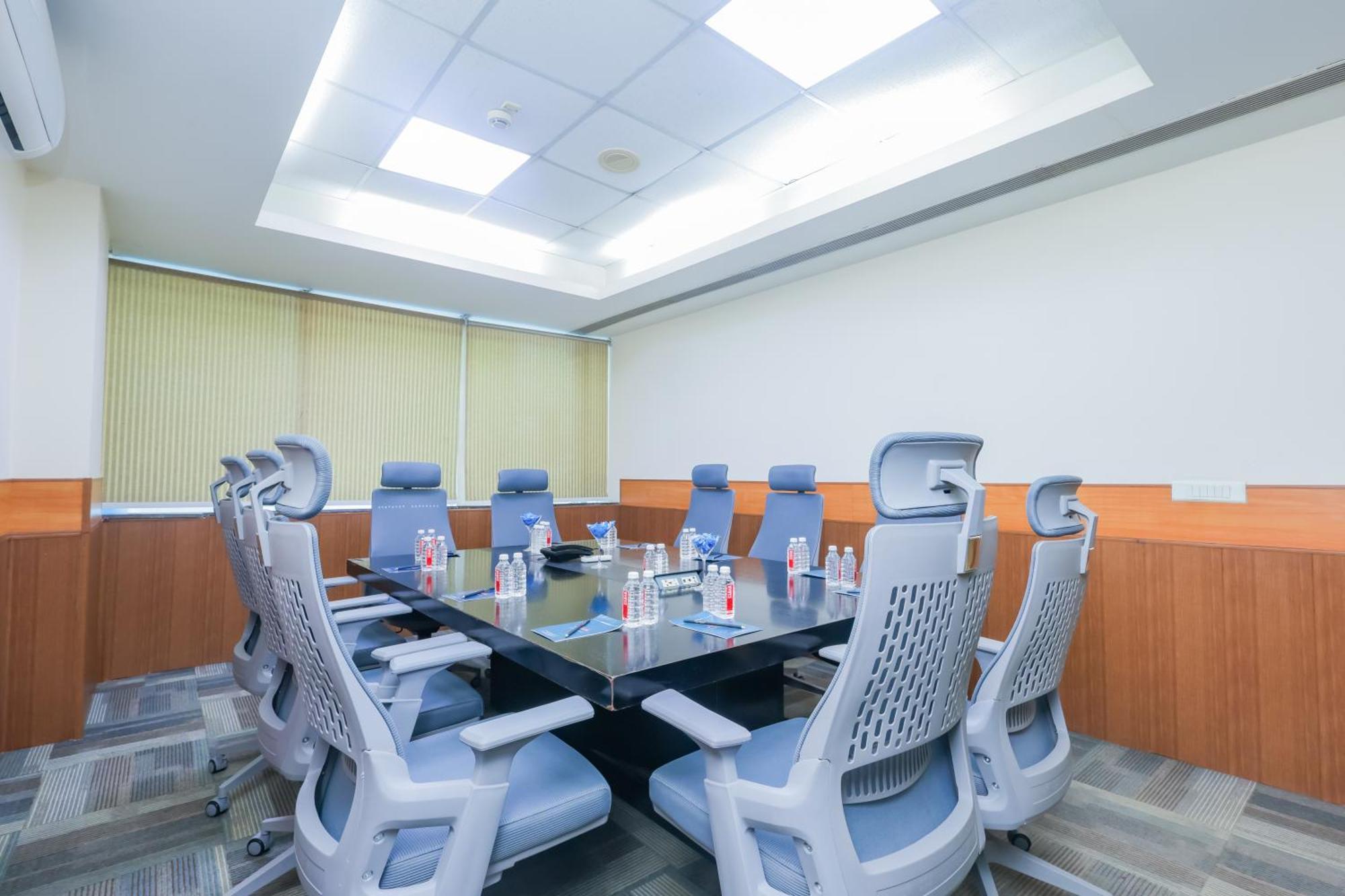 Hyphen Business Hotel Ноида Екстериор снимка