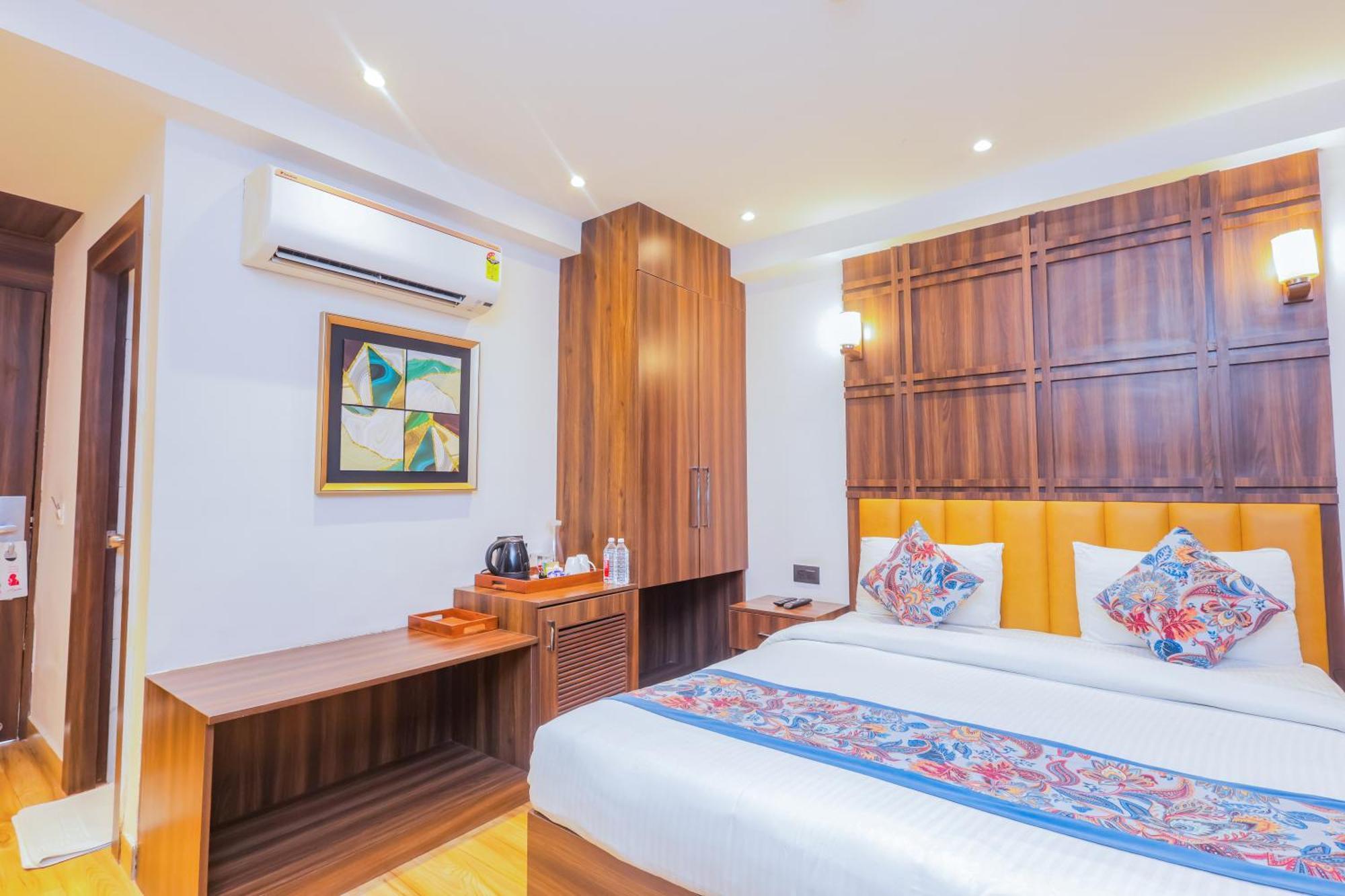 Hyphen Business Hotel Ноида Екстериор снимка