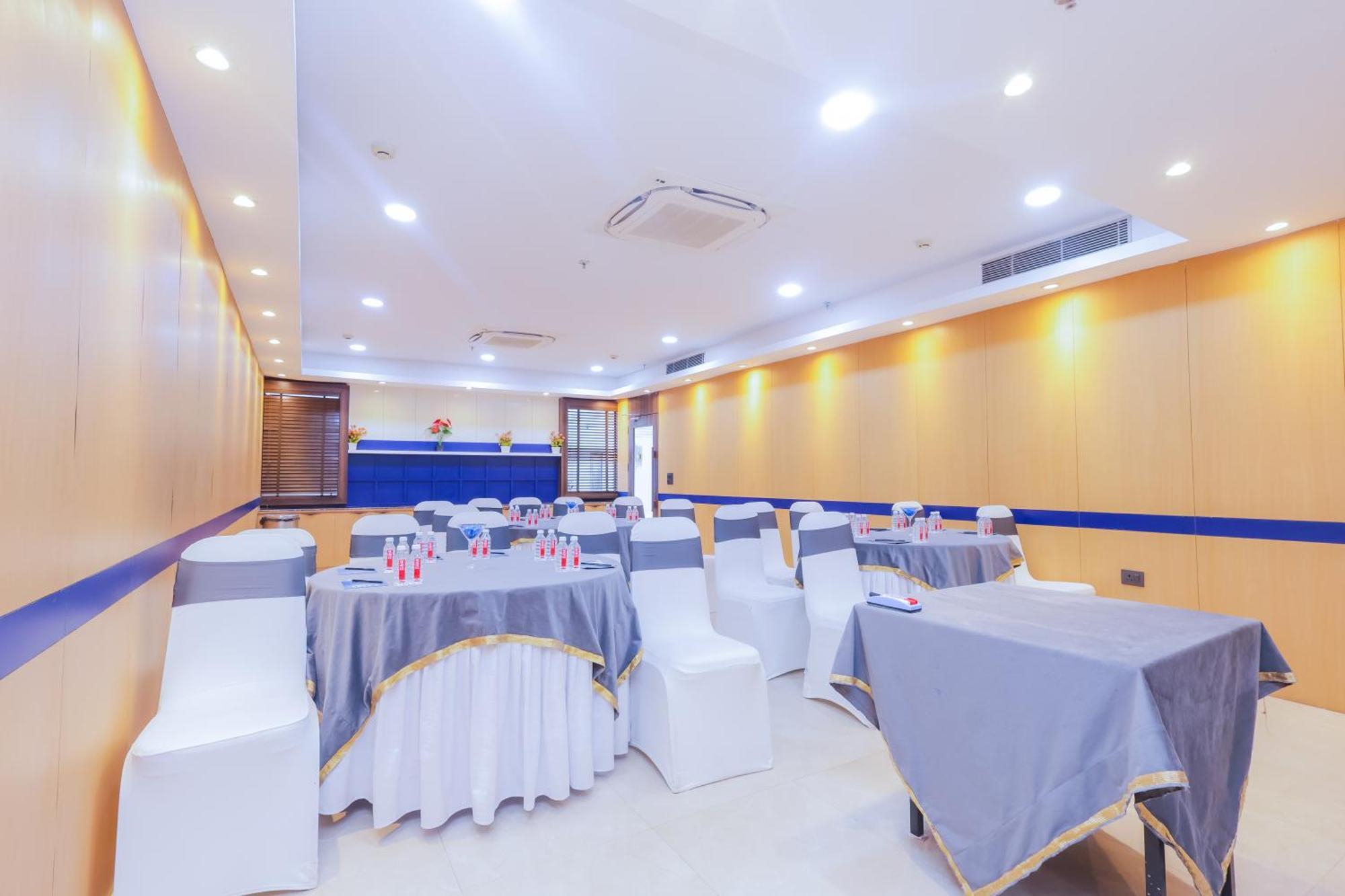 Hyphen Business Hotel Ноида Екстериор снимка
