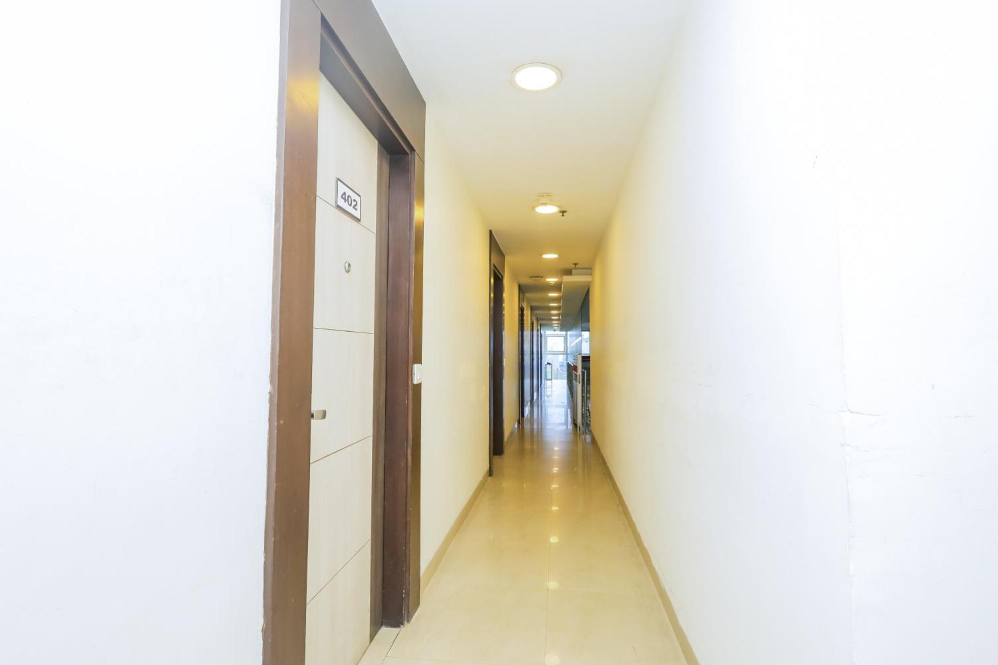 Hyphen Business Hotel Ноида Екстериор снимка