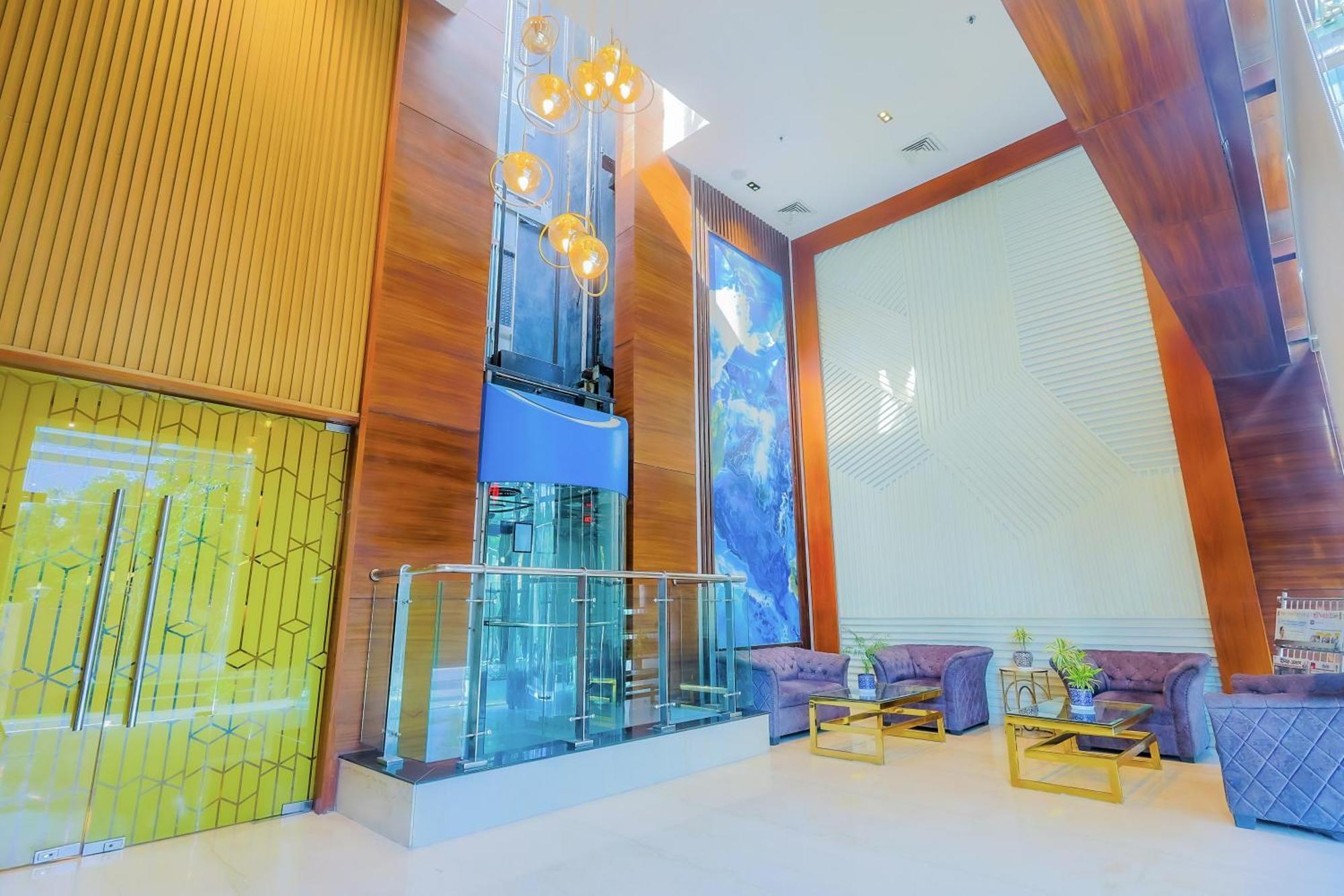 Hyphen Business Hotel Ноида Екстериор снимка