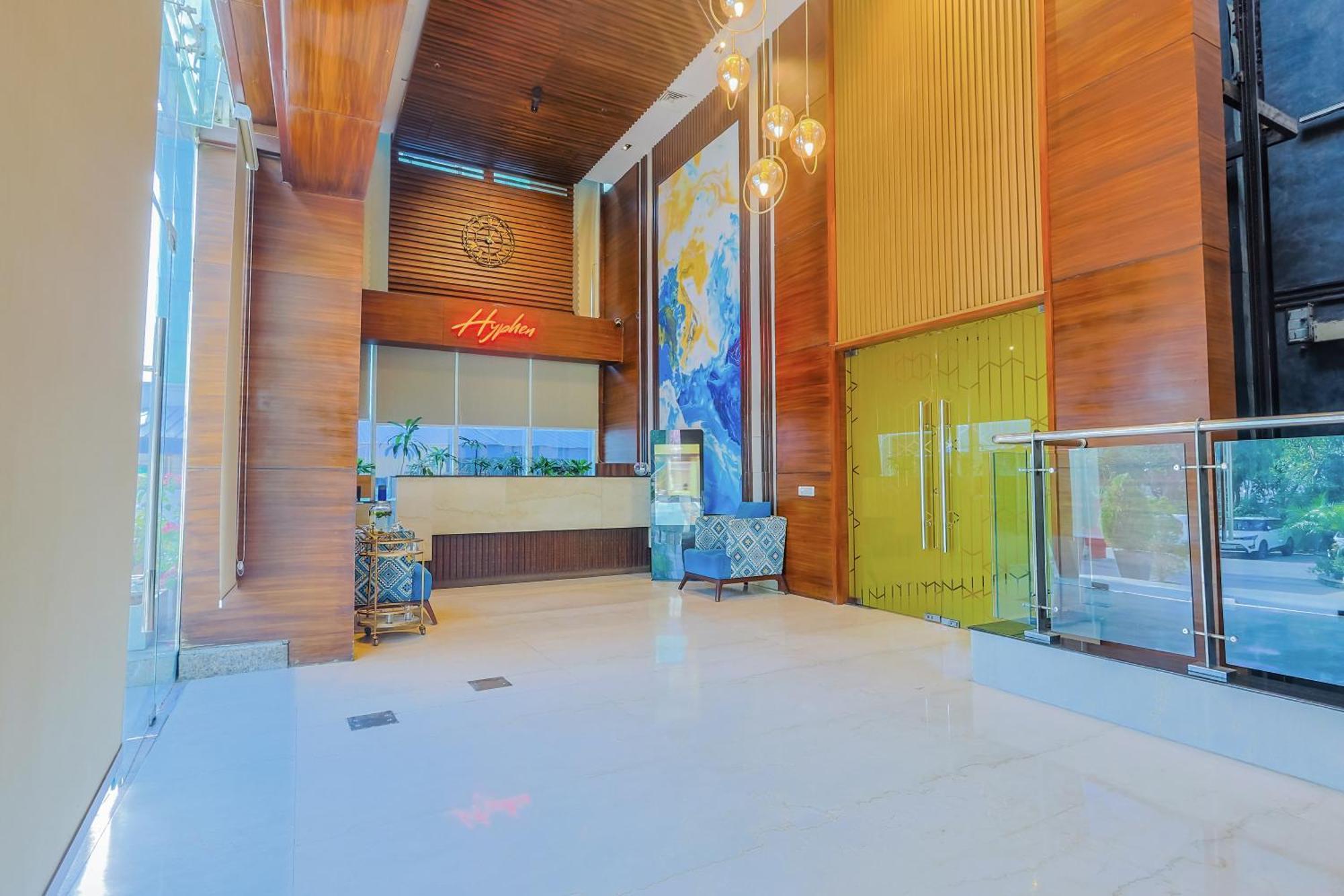 Hyphen Business Hotel Ноида Екстериор снимка