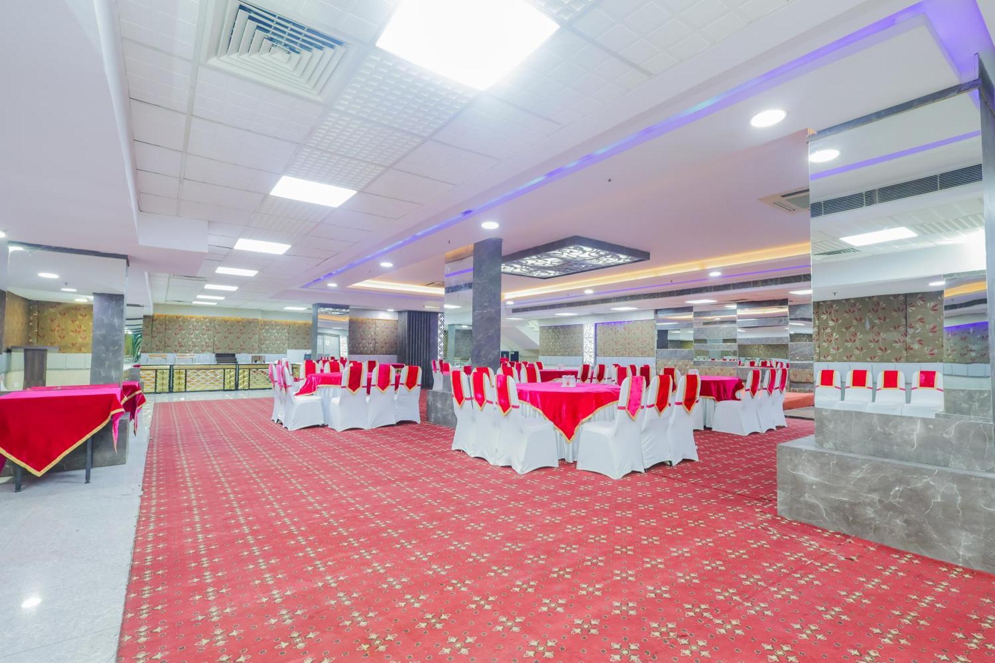 Hyphen Business Hotel Ноида Екстериор снимка