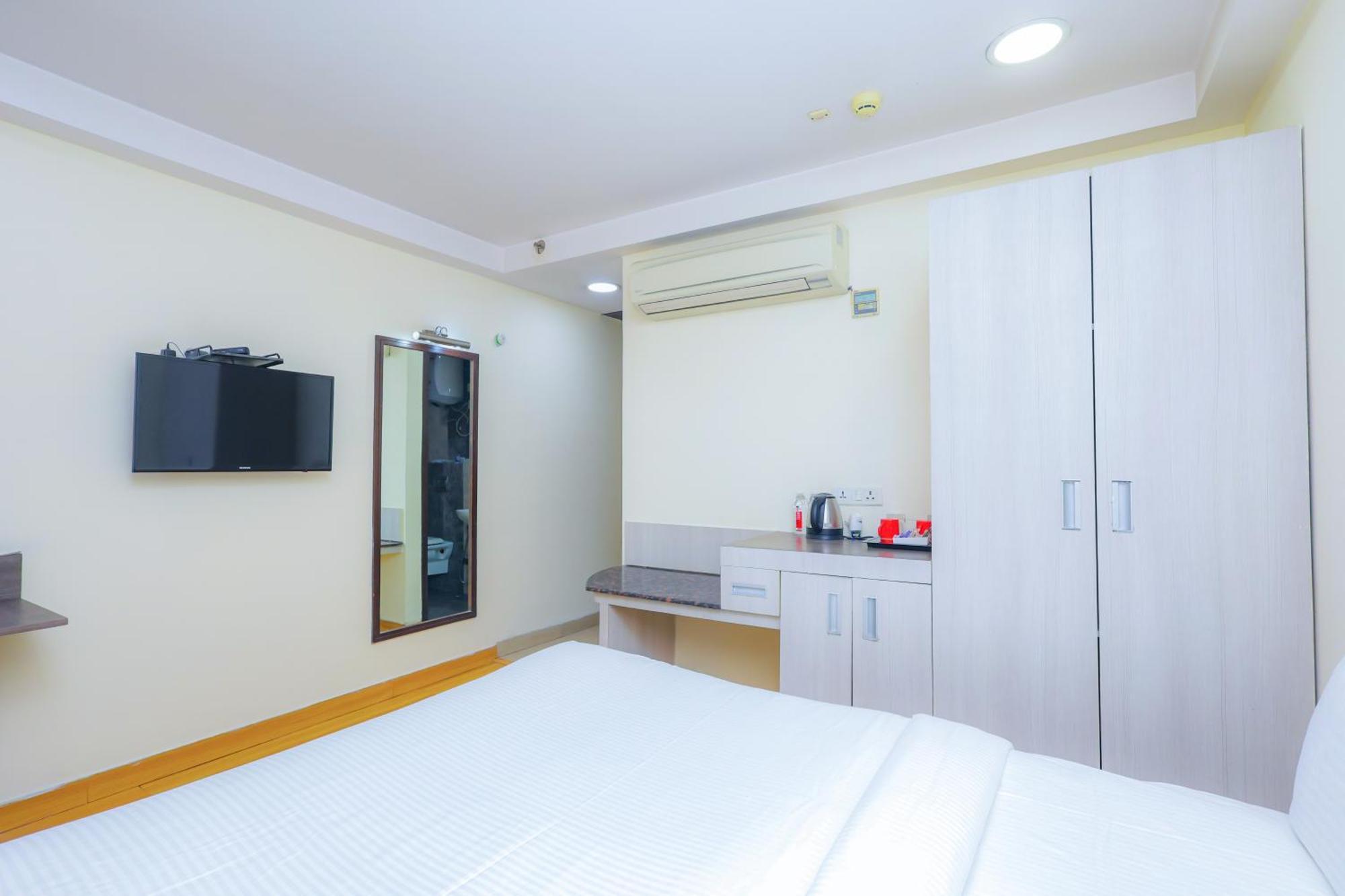 Hyphen Business Hotel Ноида Екстериор снимка