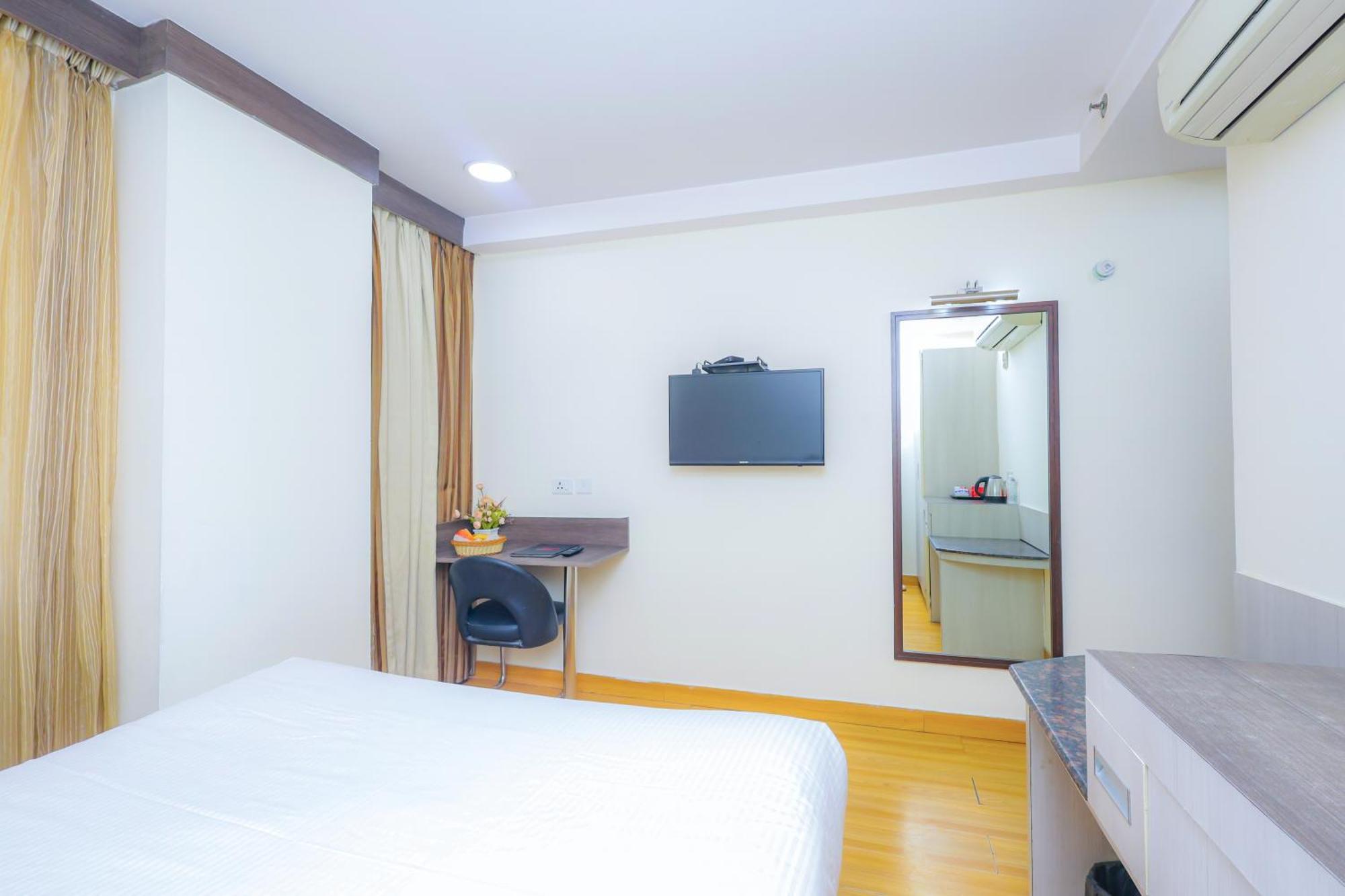 Hyphen Business Hotel Ноида Екстериор снимка