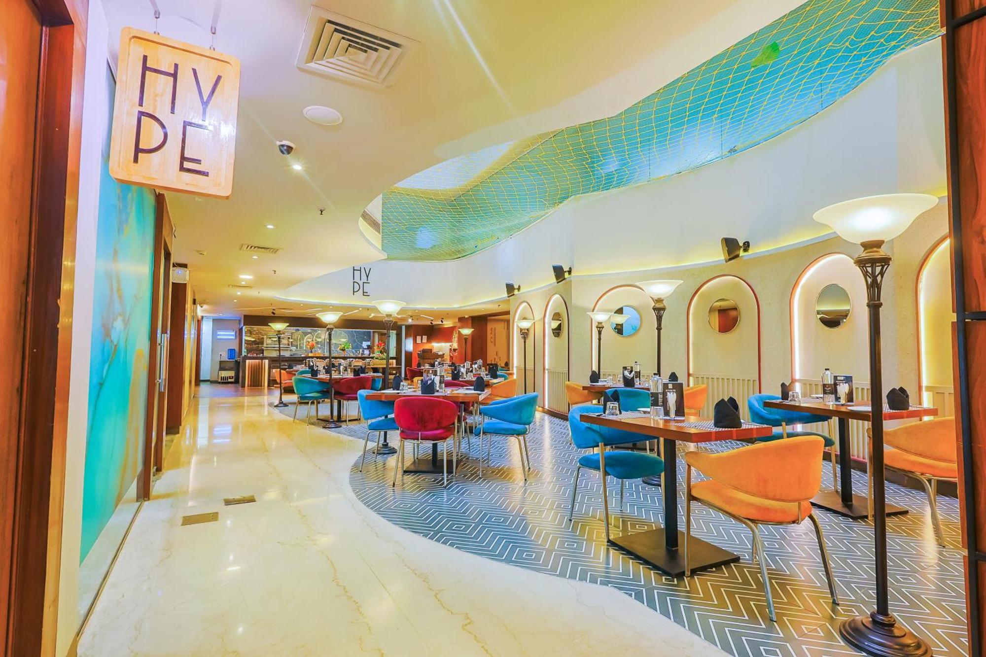 Hyphen Business Hotel Ноида Екстериор снимка