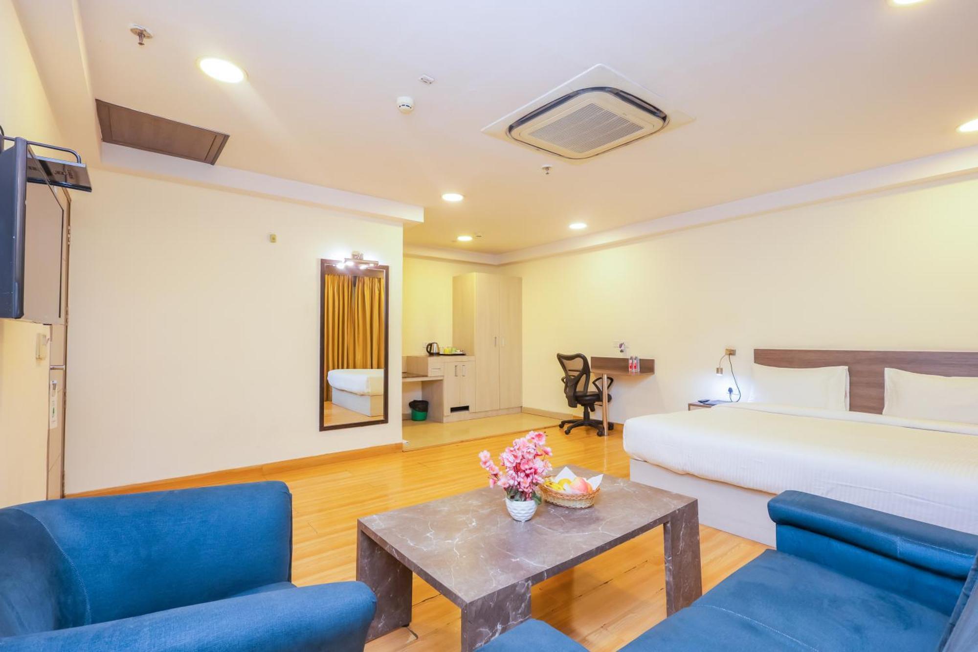 Hyphen Business Hotel Ноида Екстериор снимка