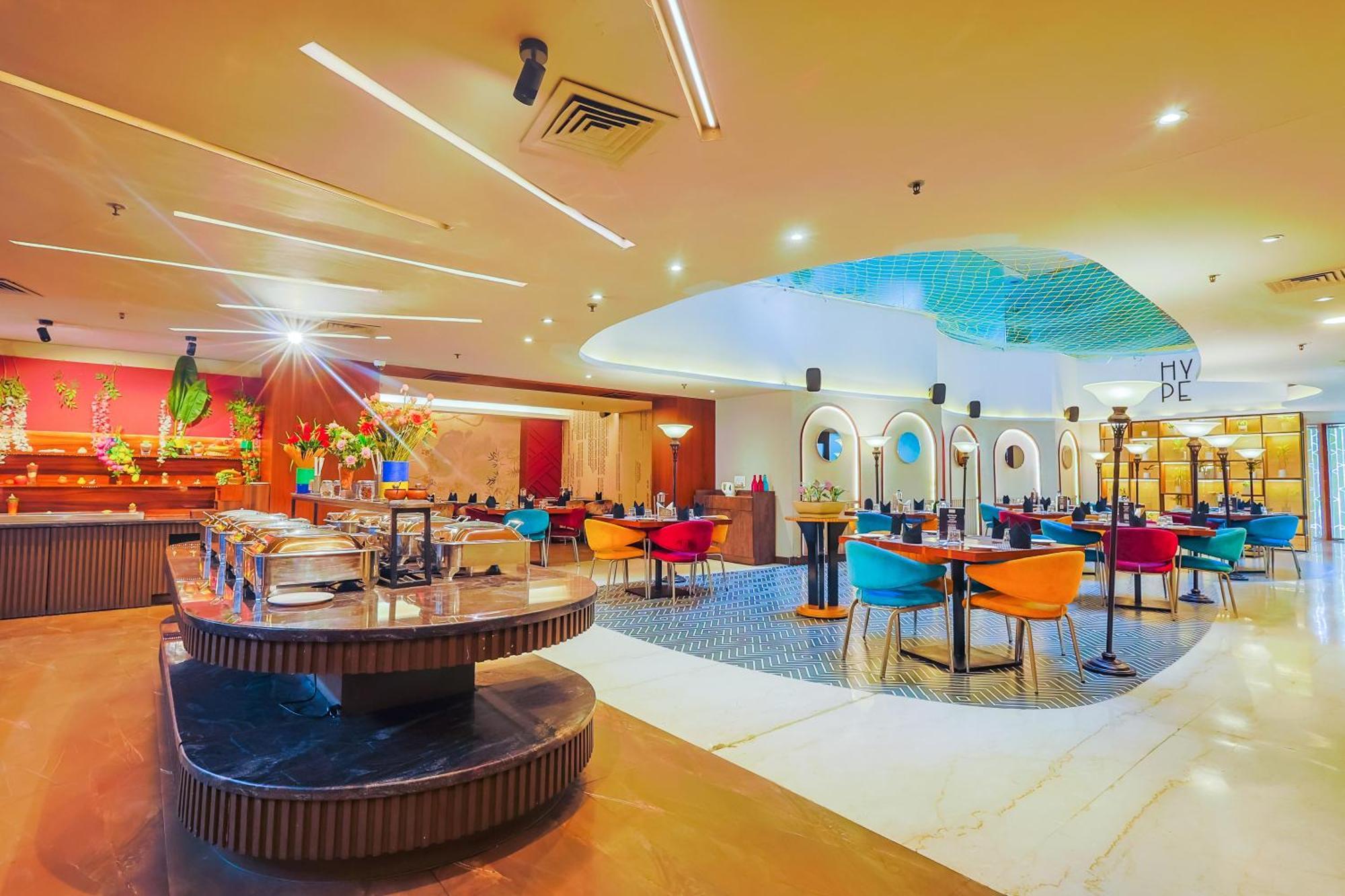 Hyphen Business Hotel Ноида Екстериор снимка