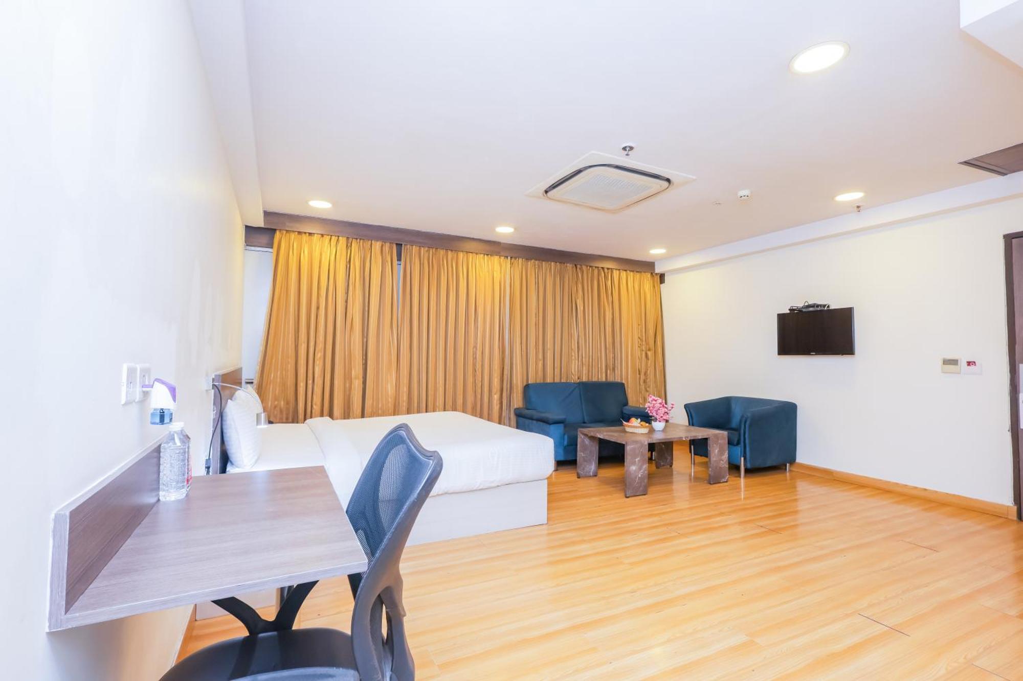 Hyphen Business Hotel Ноида Екстериор снимка