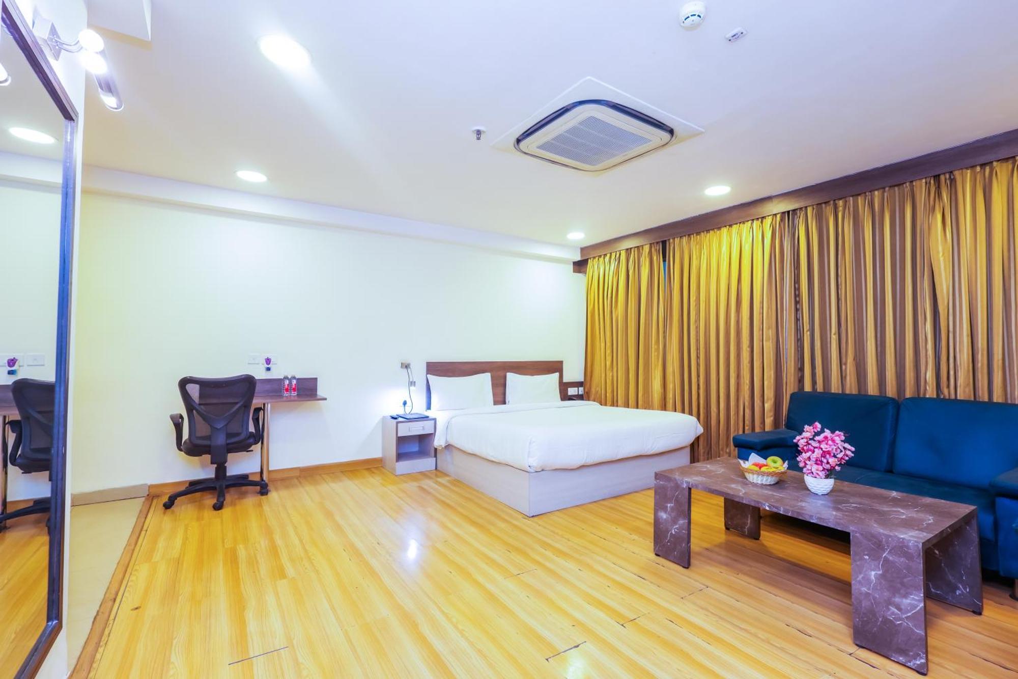 Hyphen Business Hotel Ноида Екстериор снимка