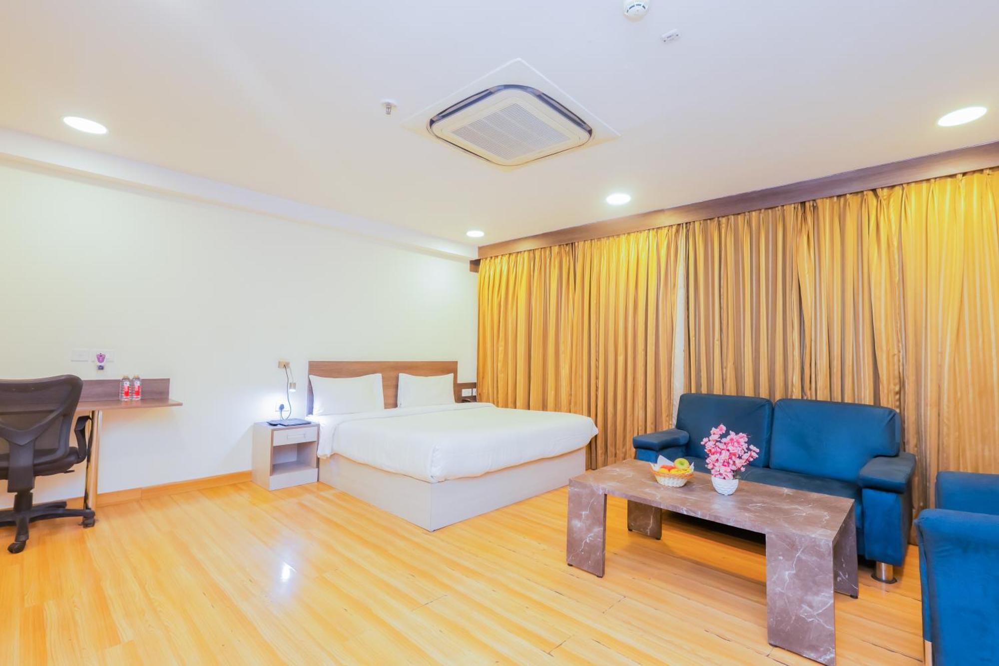 Hyphen Business Hotel Ноида Екстериор снимка